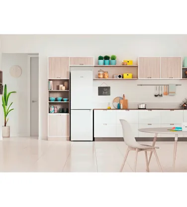 Холодильник Indesit INFC8TI21W