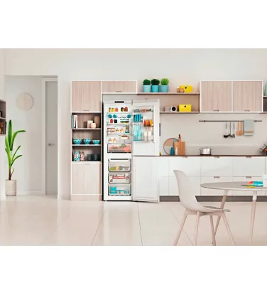 Холодильник Indesit INFC8TI21W
