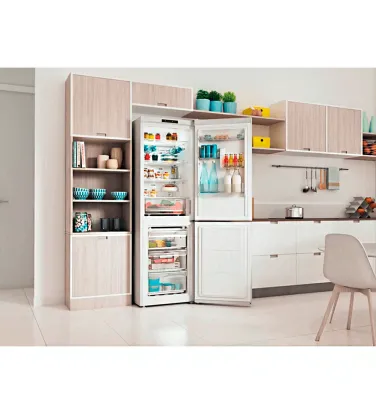 Холодильник Indesit INFC8TI21W